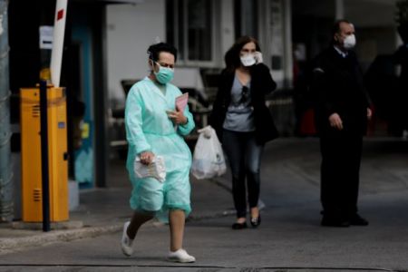 Ο κορωνοϊός χτυπά το ΕΣΥ: 70 εργαζόμενοι νοσούν, 400 σε καραντίνα