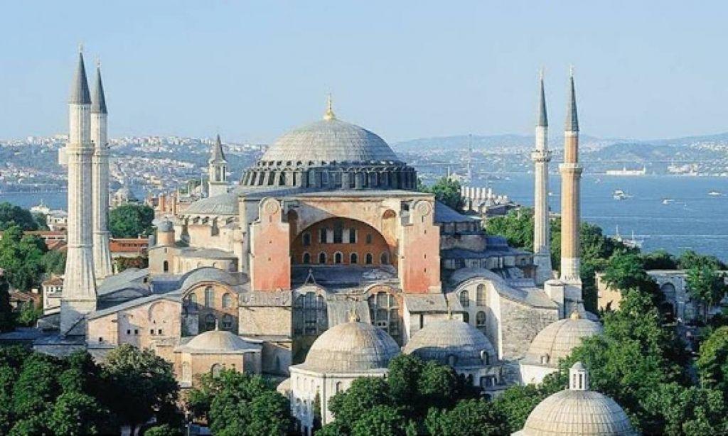 Τουρκικών προκλήσεων συνέχεια: Ιμάμης καλεί για προσευχή εντός της Αγιάς Σοφιάς