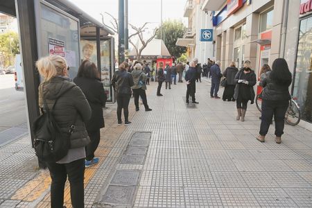 Ποιοι περιμένουν στις ουρές έξω από τις τράπεζες