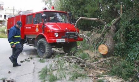 Κλειστή η λεωφόρος Βουλιαγμένης – Δεκάδες κλήσεις στην πυροσβεστική λόγω των ισχυρών ανέμων –