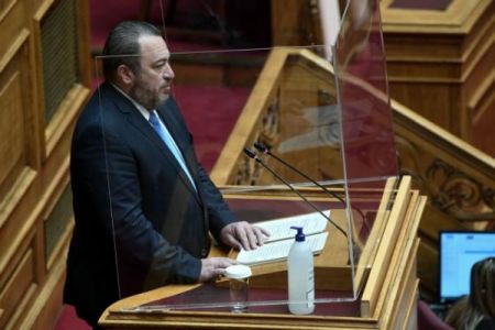 Κορωνοϊός: Πλεξιγκλάς για προστασία στο βήμα της Βουλής