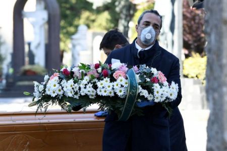 Κορωνοϊός: Οι αναγγελίες κηδειών καλύπτουν 13 σελίδες σε εφημερίδα