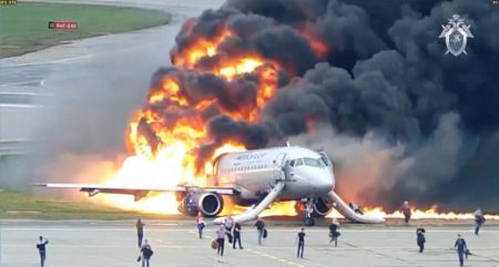 Η στιγμή που αεροσκάφος τυλίγεται στις φλόγες στον διάδρομο προσγείωσης