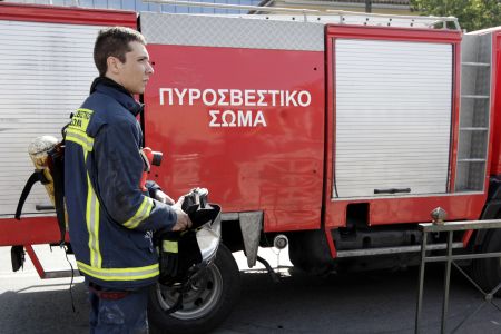 Θεσσαλονίκη: Νταλίκα τυλίχτηκε στις φλόγες στην Εγνατία