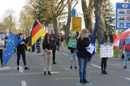 Πολωνία: Διαδήλωση κατά της υποχρεωτικής καραντίνας για όσους περνούν τα σύνορα με τη Γερμανία