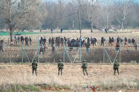 Ο φράχτης ενισχύεται, η αστάθεια παραμένει