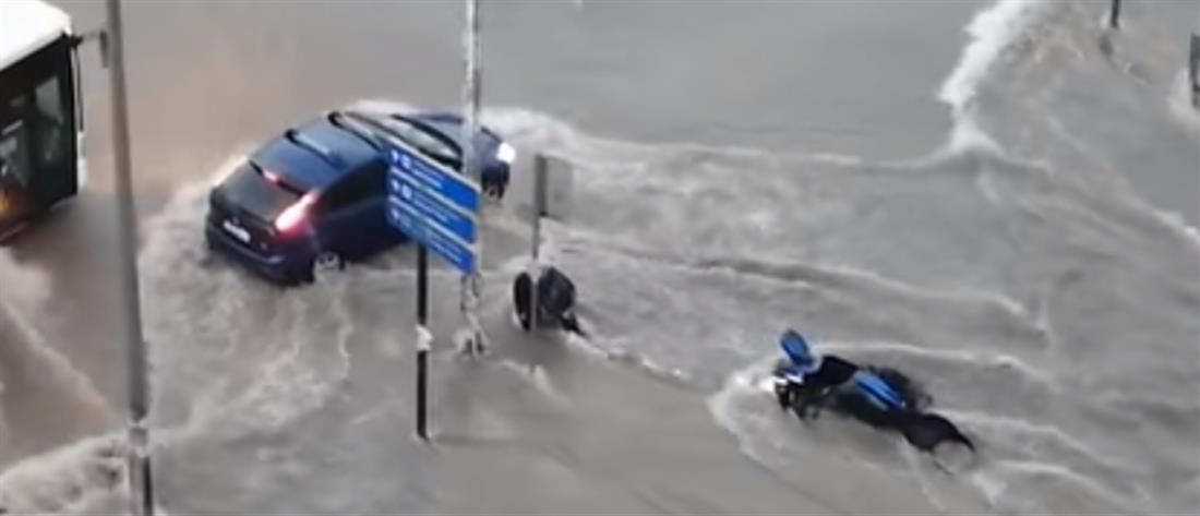 Θεσσαλονίκη: Βίντεο με δικυκλιστή να παρασύρεται από ορμητικά νερά
