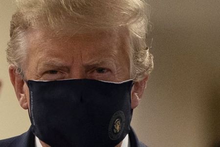 Τραμπ: Με προστατευτική μάσκα δημόσια για πρώτη φορά