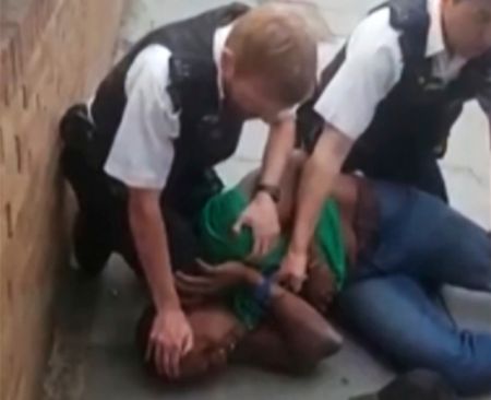 Βρετανία: Σε διαθεσιμότητα ο αστυνομικός που πατούσε μαύρο στον λαιμό