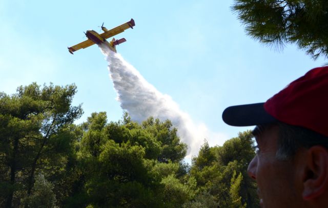 Μυτιλήνη: Μαίνεται φωτιά σε δασική έκταση