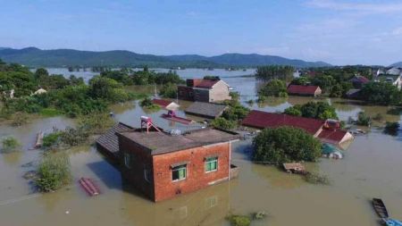 Κίνα: Καταρρακτώδεις βροχές με δεκάδες νεκρούς