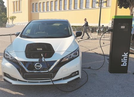 Νέες λύσεις φόρτισης ηλεκτρικών οχημάτων από τη Nissan και την Blink