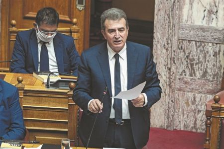 Μαξίμου και επιστήμονες σε κόκκινο συναγερμό, τα πλάνα για το φθινόπωρο