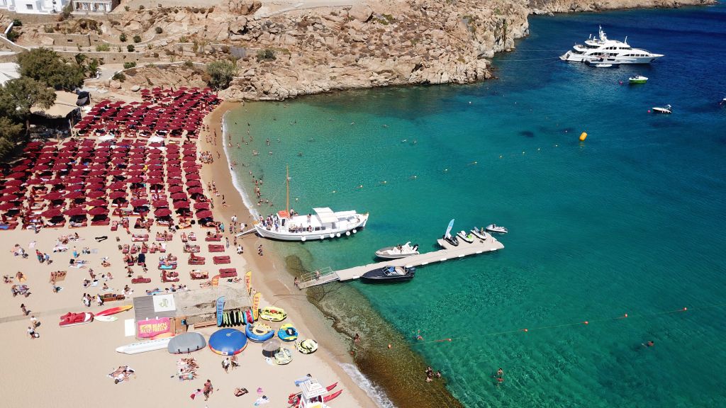 Μύκονος: Έκλεισε γνωστό beach bar λόγω κρούσματος