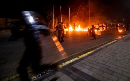 Ιράκ: Διαδηλωτές έβαλαν φωτιά στο γραφείο του κοινοβουλίου στη Βασόρα