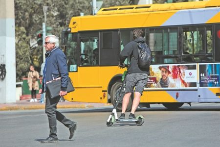 Ηλεκτρικά πατίνια : Πότε και πού μπαίνει φρένο