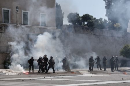 Μαθητική πορεία : Συνελήφθησαν 17χρονος και 20χρονος για τα επεισόδια στο Σύνταγμα