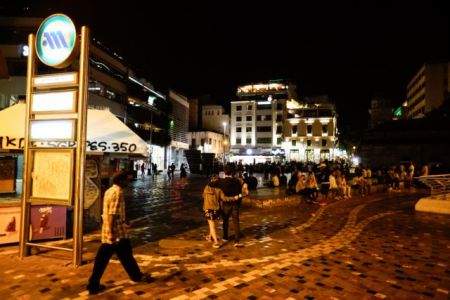 Κορωνοϊός: Χωρίς τέλος τα πάρτι στις πλατείες – Συνωστισμός και απουσία μέτρων προστασίας
