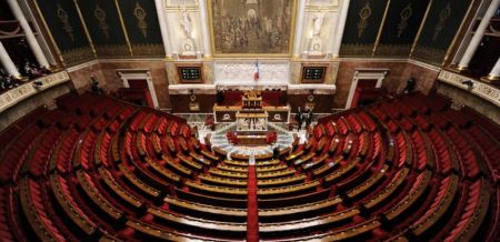 Γαλλία: Θερμή υποδοχή σε βουλευτή που επέστρεψε από κώμα λόγω κορωνοϊου