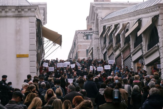 Κορωνοϊός : Τουλάχιστον 350 νεκροί κάθε μέρα στην Ιταλία