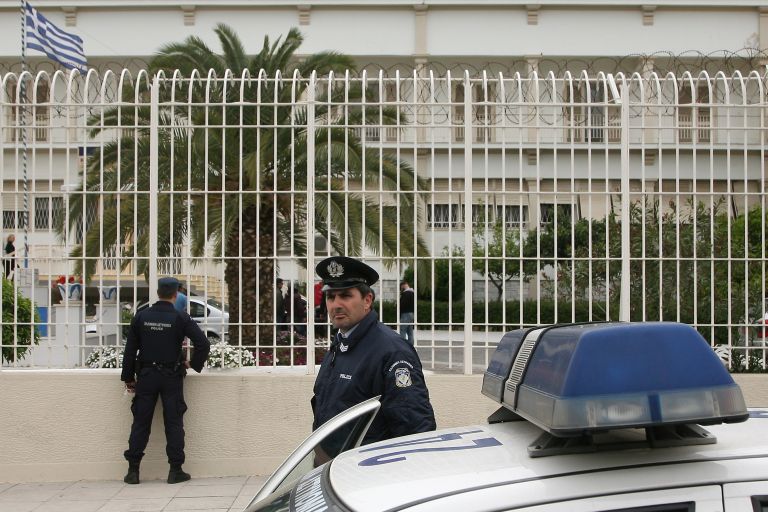 Δολοφονία στην Αγία Βαρβάρα : Προφυλακιστέοι η 15χρονη κόρη και ο 17χρονος