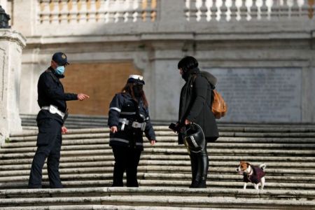 Ιταλία: Στη Ρώμη έφτασαν τα πρώτα εμβόλια – 459 θάνατοι μέσα σε 24 ώρες