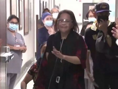 Kορωνοϊός: Συγκινεί η περιπέτεια νοσηλεύτριας – Μετά από 9 μήνες βγήκε νικήτρια