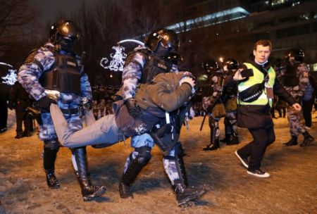 Xιλιάδες κόσμου στη διαδήλωση υπέρ του Ναβάλνι – Συνελήφθη η γυναίκα του