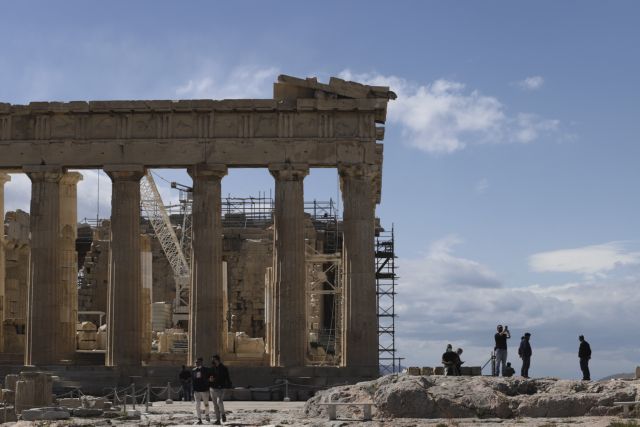 ΥΠΠΟ: Διαψεύδει τα περί αναγραφής του ονόματος της υπουργού στην Ακρόπολη