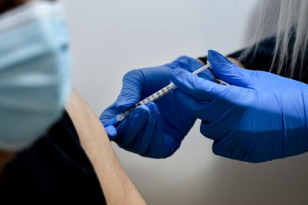 Κορωνοϊός: Διευρύνεται το «οπλοστάσιο» κατά της πανδημίας, επεκτείνεται ο εμβολιασμός