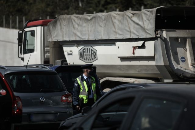 Πάσχα: Αψήφησαν τη βροχή οι επίδοξοι εκδρομείς – Εξονυχιστικοί έλεγχοι στα διόδια