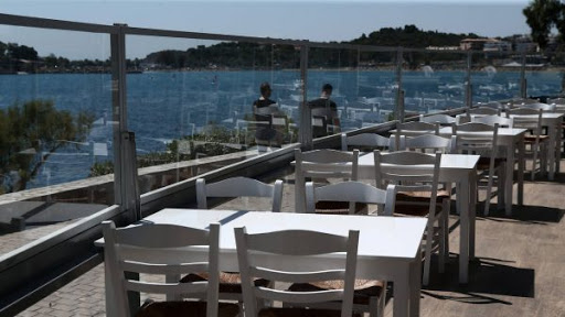 As restaurants, tourism re-open Greeks must still report their movement by SMS through 15 May