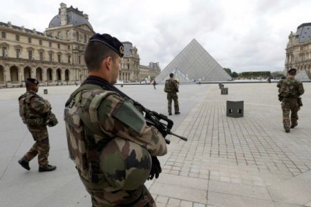 Σάλος στη Γαλλία – Στρατιωτικό νόμο ζητούν στρατηγοί και αξιωματικοί