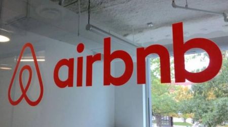 Airbnb: Ανάρπαστα τα ακίνητα σε παραθαλάσσια προάστια της Αττικής