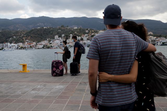 Lockdown: Έφυγαν οι πρώτοι τουρίστες από τον Πειραιά – Πώς ταξιδεύουμε σε νησιά και επαρχία