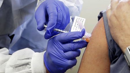 Κορωνοϊός : Πώς θα αντιμετωπίσετε τις παρενέργιες του εμβολίου