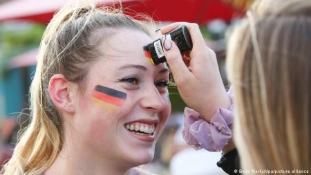 Μαύρο-κόκκινο-χρυσό: Η γερμανική σημαία στα γήπεδα