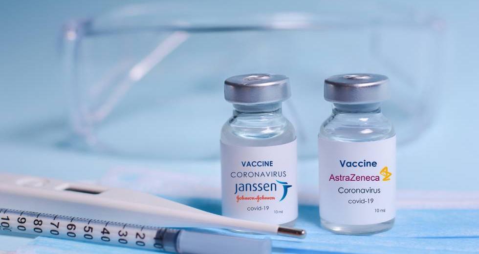 Εμβόλιο: Νέες προειδοποιήσεις ΕΜΑ για παρενέργειες σε AstraZeneca, J&J