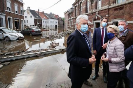 Στις πληγείσες από τις πλημμύρες περιοχές του Βελγίου η φον ντερ Λάιεν