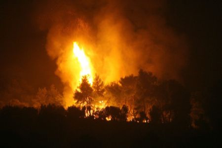 Λασίθι: Σε ύφεση η μεγάλη φωτιά που απείλησε οικισμούς