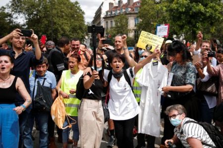 Γαλλία: Επεισόδια με αντιεμβολιαστές στο Παρίσι – Διαδηλώσεις και σε άλλες πόλεις