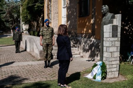 Σακελλαροπούλου: Κατέθεσε στεφάνι στην προτομή του Σπύρου Μουστακλή