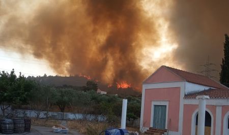Ανεξέλεγκτη η φωτιά στη Ρόδο – Xωρίς ρεύμα το νησί – Eκκένωση οικισμών