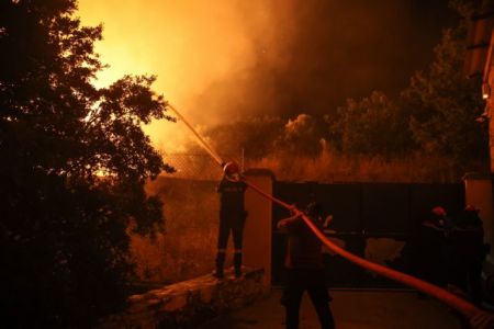 Δήμαρχος Αχαρνών – «Μάχη για να μην επεκταθεί η φωτιά στην Πάρνηθα – 70 σπίτια έχουν καταστραφεί ολοσχερώς»