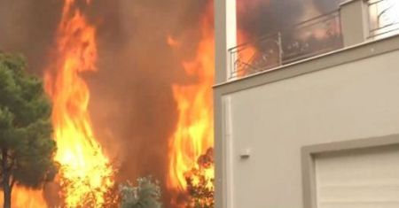 Φωτιά στην Αττική – Στα σπίτια οι φλόγες στην Ιπποκράτειο Πολιτεία – Κινδύνεψε τηλεοπτικό συνεργείο