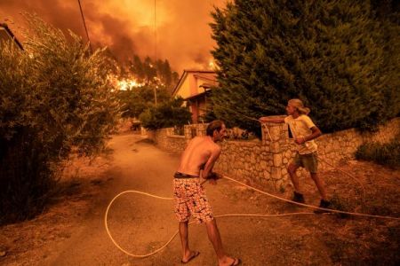 Φωτιά στην Εύβοια – Τρόμος από τις συνεχείς αναζωπυρώσεις – «Θα καούμε ζωντανοί, στείλτε αμέσως εναέρια»