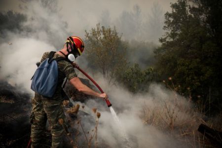 Ρέθυμνο: Σε ύφεση η πυρκαγιά στον Βρύσινα