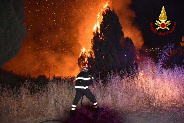 Νότια Ιταλία – Συναγερμός από τις πυρκαγιές – Ένα νεκρός