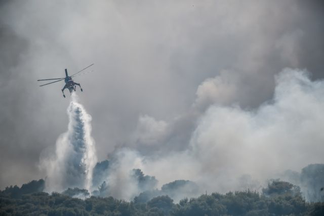 Κερατέα – Ορατός από το διάστημα ο καπνός από τη φωτιά – Πότε θα κοπάσουν οι άνεμοι