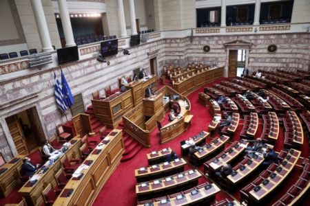 Βουλή – Δείτε live τη σύγκρουση πολιτικών αρχηγών για τις φωτιές